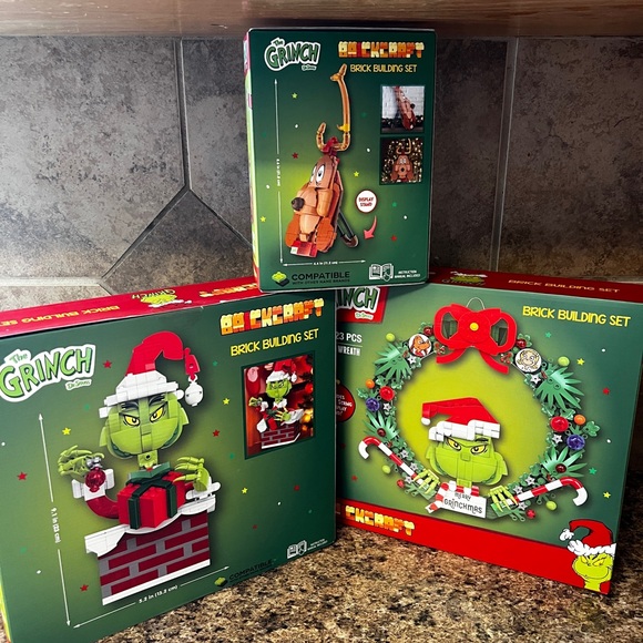 Brickcraft Dr. Seuss The Grinch Chimney, Max Building Set, Grinch Wreath, Lego - Picture 6 of 9